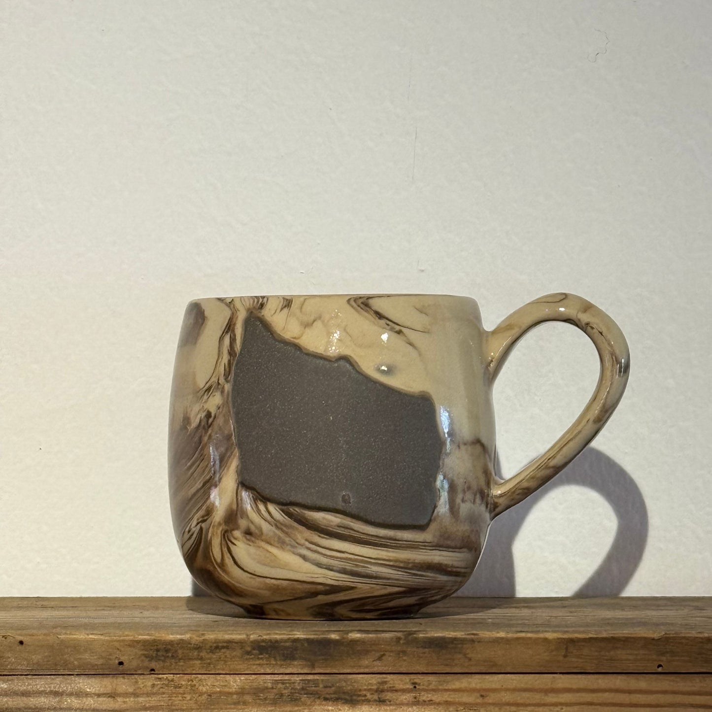 Bornholmerkop - lys coffee swirl med mørk Bornholm højre vendt hank