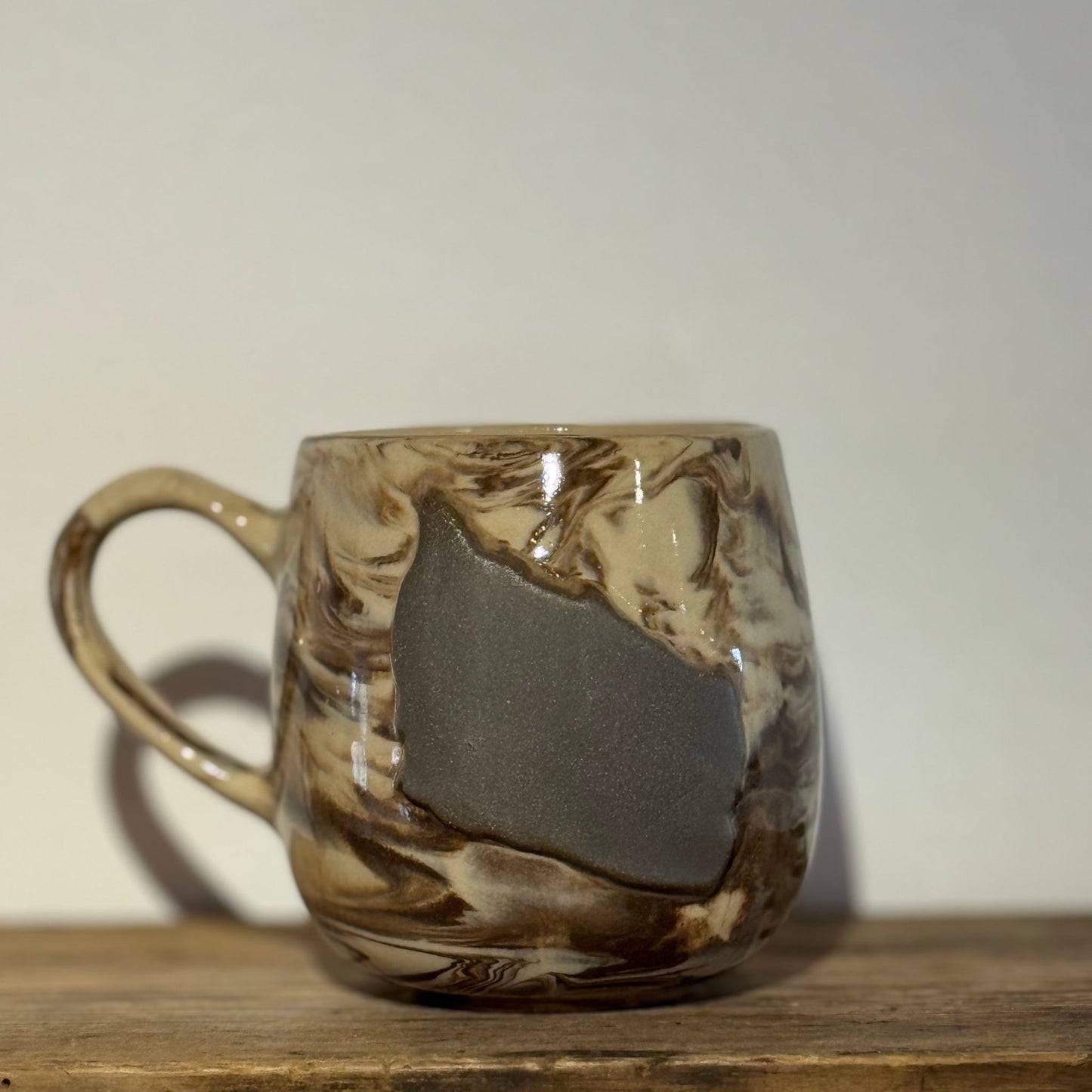 Bornholmerkop - lys coffee swirl med mørk Bornholm venstre vendt hank